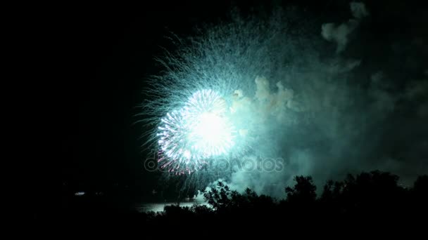 Fireworks on the waterfront in the city of Samara, Russia. The Volga River. Footage clip 4K — Stock Video