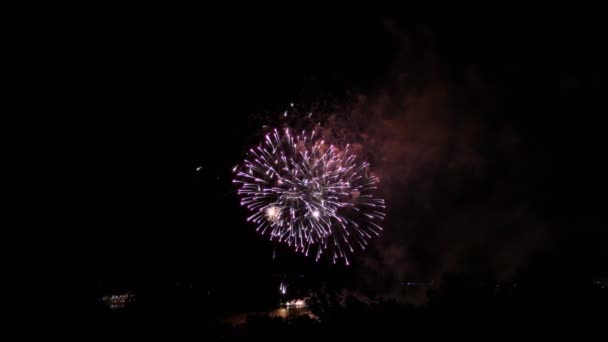 Πυροτεχνήματα στην προκυμαία στην πόλη της Σαμάρα. Ο ποταμός του Βόλγα. Βίντεο κλιπ 4k — Αρχείο Βίντεο