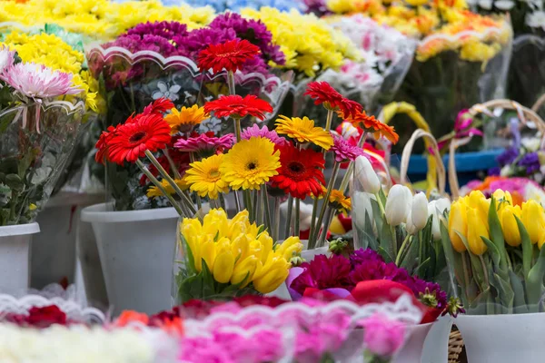 Diferentes buquês de flores coloridas no mercado da cidade — Fotografia de Stock