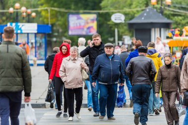 Bir yaya geçidi bir şehir sokak üzerinde insanlar. Rusya, Saratov, 27 Eylül 2017