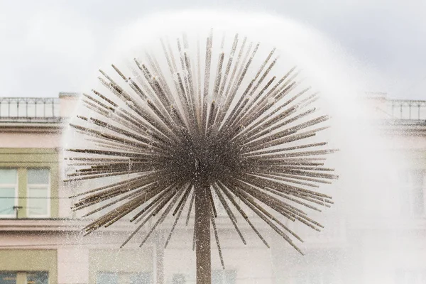 Fonte de água na cidade. Fonte na forma de um dente-de-leão — Fotografia de Stock