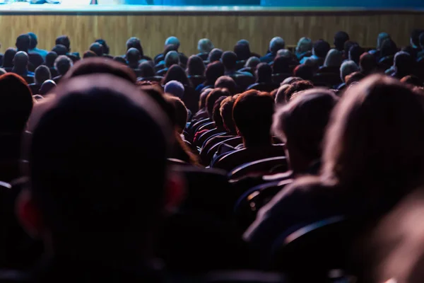 Pessoas no auditório durante a apresentação. Uma produção teatral — Fotografia de Stock