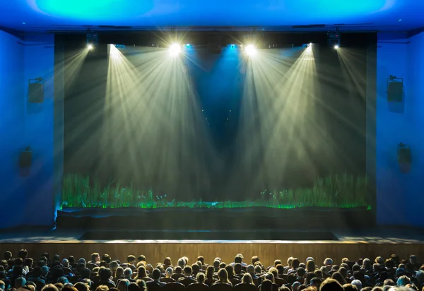 De fase vóór de show. Het publiek in de zaal. De schijnwerpers op het podium. Theater van de jonge kijker. Rusland, Saratov, 7 maart 2017 — Stockfoto