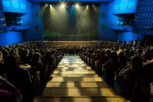 The stage before the show. The audience in the hall. The spotlight on stage. Theatre of the young spectator. Russia, Saratov, 7 March 2017 — Stock Photo, Image