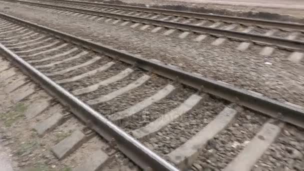 Bahngleise am Bahnhof. Schienen und Schwellen — Stockvideo
