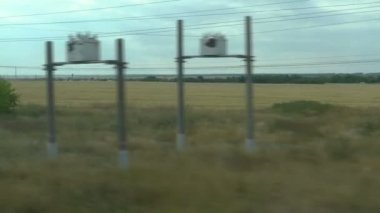 Hareket eden bir trenin penceresinden filme. Rus sonbahar manzara: alanlar, ormanlar, dikim, gökyüzü