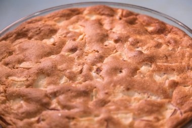 Elmalı turta bir yuvarlak cam tavada altın bir kabuk ile