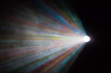 Tiyatro duman ile gündeme gelen renkli ışık ışınları. Sahne Alanı'ndaki aydınlatma donanımları