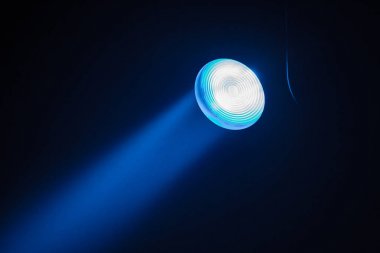 Tiyatro sahne ışıkları gösteri sırasında Sahne Alanı'nda ışınları. Aydınlatma donanımları. Aydınlatma tasarımcısı. Tiyatro duman. Sanat ve yaratıcılık. Fresnel Lens