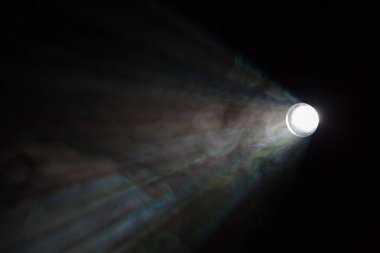 Tiyatro sahne ışıkları gösteri sırasında Sahne Alanı'nda ışınları. Aydınlatma donanımları. Aydınlatma tasarımcısı. Tiyatro sanatları