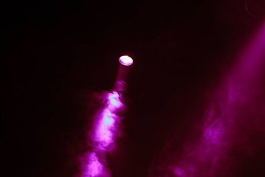 Tiyatro sahne ışıkları gösteri sırasında Sahne Alanı'nda ışınları. Aydınlatma donanımları. Aydınlatma tasarımcısı. Tiyatro duman. Sanat ve yaratıcılık