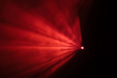 Tiyatro sahne ışıkları gösteri sırasında Sahne Alanı'nda ışınları. Aydınlatma donanımları. Aydınlatma tasarımcısı. Tiyatro duman. Sanat ve yaratıcılık