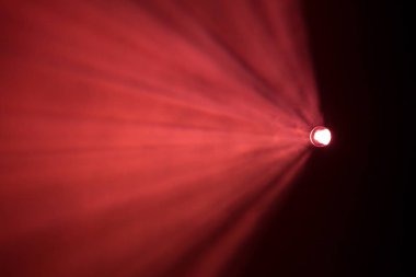 Tiyatro sahne ışıkları gösteri sırasında Sahne Alanı'nda ışınları. Aydınlatma donanımları. Aydınlatma tasarımcısı. Tiyatro duman. Sanat ve yaratıcılık