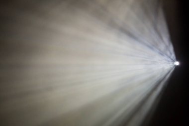 Tiyatro sahne ışıkları gösteri sırasında Sahne Alanı'nda ışınları. Aydınlatma donanımları. Aydınlatma tasarımcısı. Tiyatro sanatları