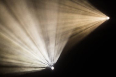 Tiyatro sahne ışıkları gösteri sırasında Sahne Alanı'nda ışınları. Aydınlatma donanımları. Aydınlatma tasarımcısı. Tiyatro sanatları