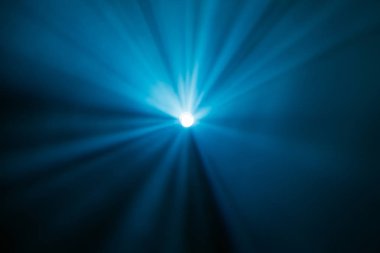 Tiyatro sahne ışıkları gösteri sırasında Sahne Alanı'nda ışınları. Aydınlatma donanımları. Aydınlatma tasarımcısı. Tiyatro duman. Sanat ve yaratıcılık