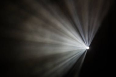 Tiyatro sahne ışıkları gösteri sırasında Sahne Alanı'nda ışınları. Aydınlatma donanımları. Aydınlatma tasarımcısı. Tiyatro sanatları