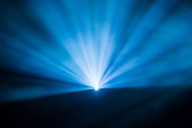 Tiyatro sahne ışıkları gösteri sırasında Sahne Alanı'nda ışınları. Aydınlatma donanımları. Aydınlatma tasarımcısı. Tiyatro duman. Sanat ve yaratıcılık