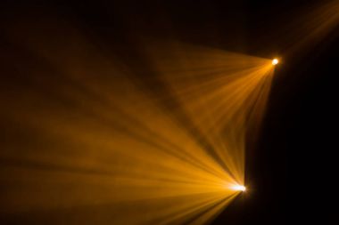 Tiyatro sahne ışıkları gösteri sırasında Sahne Alanı'nda ışınları. Aydınlatma donanımları. Aydınlatma tasarımcısı. Tiyatro duman. Sanat ve yaratıcılık