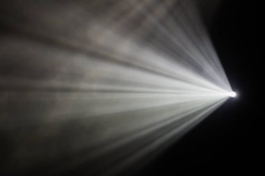 Tiyatro sahne ışıkları gösteri sırasında Sahne Alanı'nda ışınları. Aydınlatma donanımları. Aydınlatma tasarımcısı. Tiyatro sanatları