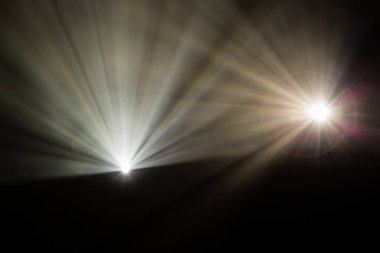 Tiyatro sahne ışıkları gösteri sırasında Sahne Alanı'nda ışınları. Aydınlatma donanımları. Aydınlatma tasarımcısı. Tiyatro sanatları