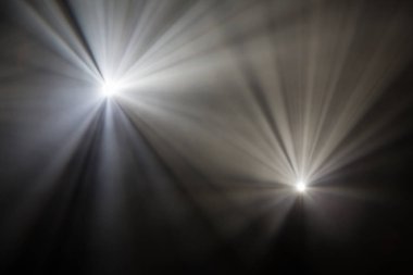 Tiyatro sahne ışıkları gösteri sırasında Sahne Alanı'nda ışınları. Aydınlatma donanımları. Aydınlatma tasarımcısı. Tiyatro sanatları