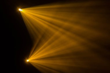 Tiyatro sahne ışıkları gösteri sırasında Sahne Alanı'nda ışınları. Aydınlatma donanımları. Aydınlatma tasarımcısı. Tiyatro duman. Sanat ve yaratıcılık