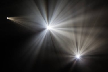 Tiyatro sahne ışıkları gösteri sırasında Sahne Alanı'nda ışınları. Aydınlatma donanımları. Aydınlatma tasarımcısı. Tiyatro sanatları