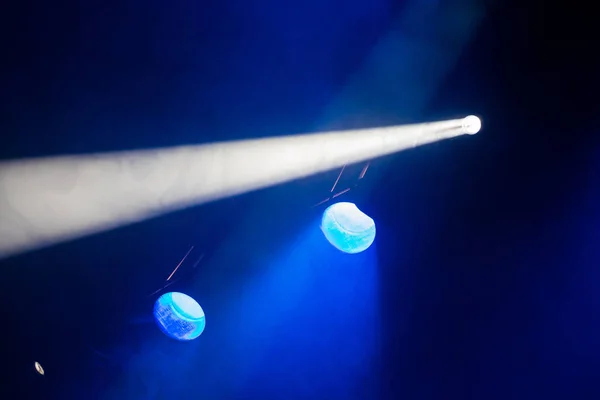 Promienie teatralne reflektory na scenie podczas wykonywania. Sprzęt oświetleniowy. Projektant oświetlenia. Teatralne dymu. Sztuki i kreatywności — Zdjęcie stockowe