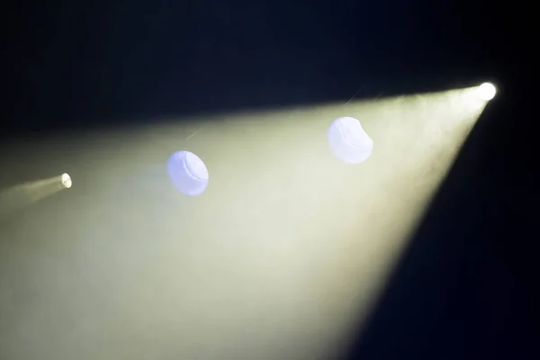 Promienie teatralne reflektory na scenie podczas wykonywania. Sprzęt oświetleniowy. Projektant oświetlenia. Sztuki teatralnej — Zdjęcie stockowe
