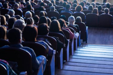 Aula performans sırasında insanlar. Bir tiyatro üretim