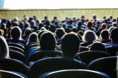 Aula performans sırasında insanlar. Bir tiyatro üretim
