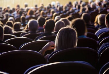 Aula performans sırasında insanlar. Bir tiyatro üretim