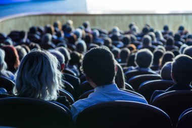 Aula performans sırasında insanlar. Bir tiyatro üretim