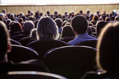 Aula performans sırasında insanlar. Bir tiyatro üretim