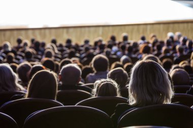 Aula performans sırasında insanlar. Bir tiyatro üretim