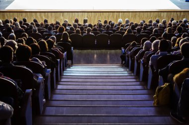 Aula performans sırasında insanlar. Bir tiyatro üretim