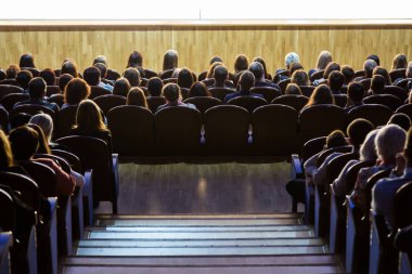 Aula performans sırasında insanlar. Bir tiyatro üretim.