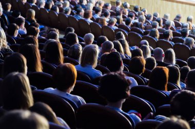 Aula performans sırasında insanlar. Bir tiyatro üretim