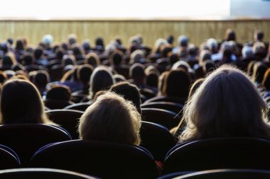 Aula performans sırasında insanlar. Bir tiyatro üretim.