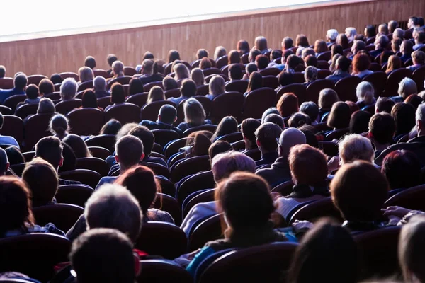 Des gens dans l'auditorium pendant la représentation. Une production théâtrale — Photo