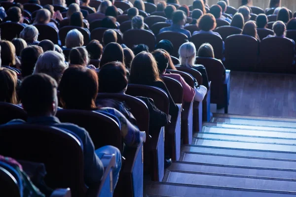 Mensen in de zaal tijdens de uitvoering. Een theatrale productie — Stockfoto