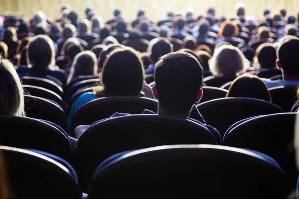 Pessoas no auditório durante a apresentação. Uma produção teatral — Fotografia de Stock