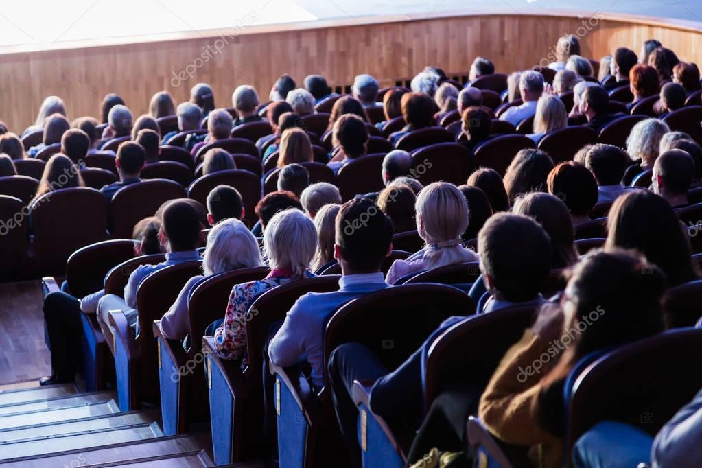 Auditorio lleno en inglés | Personas en el Auditorio durante el funcionamiento. Una producción ...