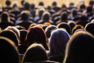 Aula performans sırasında insanlar. Bir tiyatro üretim.
