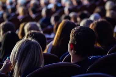 Aula performans sırasında insanlar. Bir tiyatro üretim