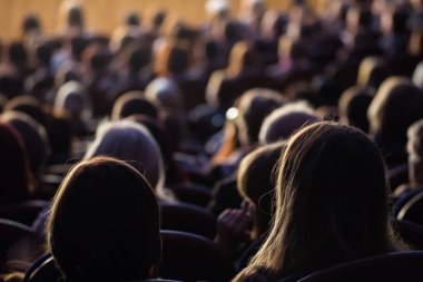 Aula performans sırasında insanlar. Bir tiyatro üretim.