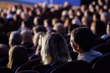 Aula performans sırasında insanlar. Bir tiyatro üretim
