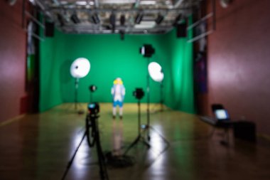 Bulanık görüntü. Film üzerinde yeşil bir ekran çekim. Chroma anahtar. Stüdyo videografisi. Tiyatro kostüm da oyuncu. Kamera ve aydınlatma donanımları