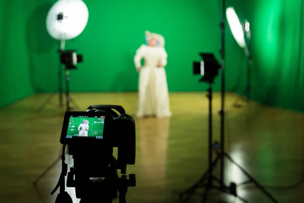녹색 스크린에 영화를 촬영. 크로마 키입니다. 스튜디오 비디오그래피입니다. 연극 의상에서 배우입니다. 카메라와 조명 장비 — 스톡 사진